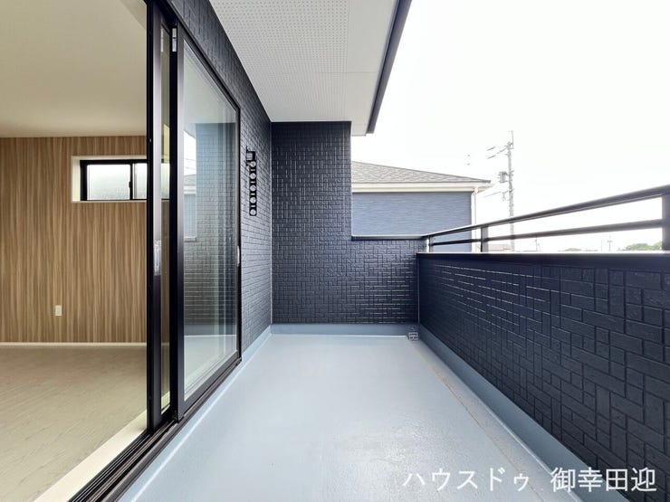 ■空の下の開放的な特等席■日光浴や読書、外の空気を感じながらリフレッシュ。暮らしを豊かにする、もう一つの心地よい空間です。