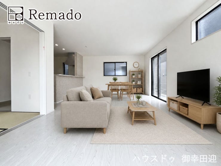 【リビング】
■家族の笑顔が集う中心地■お気に入りの家具を迎え、窓からは心地の良い光が差し込みます。※CGで家具を配置しています。