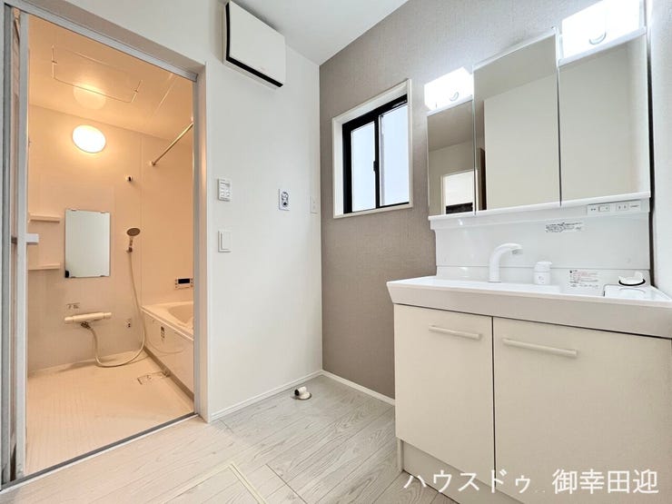 ■清々しいリフレッシュ空間■自分を磨き、気持ちを切り替える。心地よい光が差し込むプライベートスペース。