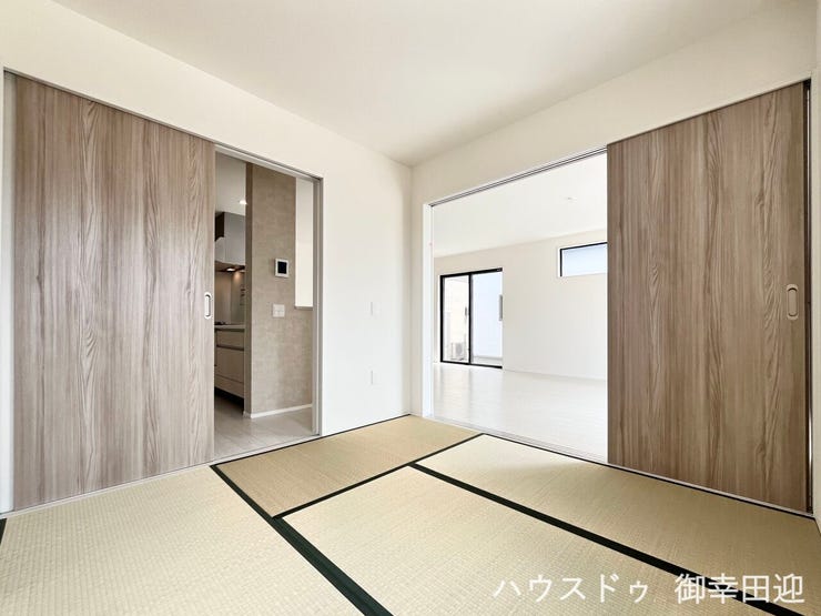 ■1階4.5帖和室■ゲストをもてなし、昼寝や家事にも使える、畳のぬくもりが心地よい多目的万能スペース。
