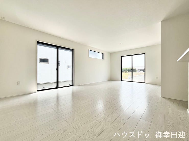 ■安らぎと笑顔の中心地■陽光が優しく降り注ぎ、会話が自然と弾む。ここでは、毎日が特別な時間へと変わります。