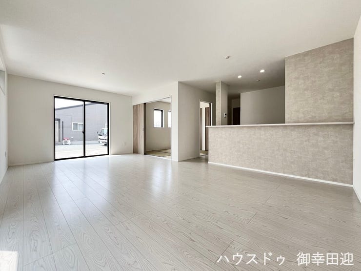 ■安らぎと笑顔の中心地■陽光が優しく降り注ぎ、会話が自然と弾む。ここでは、毎日が特別な時間へと変わります。