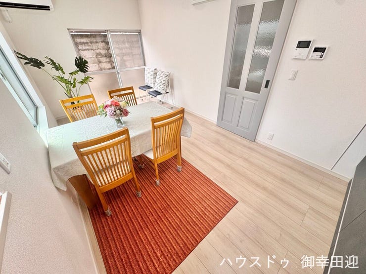 ■安らぎと笑顔の中心地■陽光が優しく降り注ぎ、会話が自然と弾む。ここでは、毎日が特別な時間へと変わります。