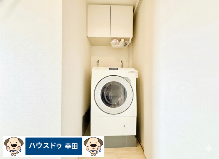 うれしい吊戸棚付きの洗濯機スペースです。一部日用品を削除表示しております。