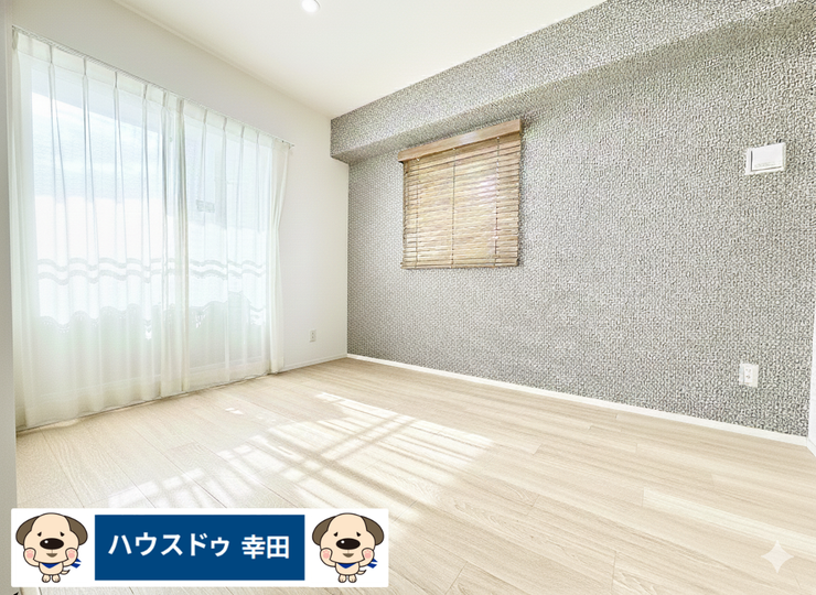南側の6帖洋室。よく光の入るお部屋は、隣のLDKと扉フルオープンで続き間としても利用ができます。一部日用品を削除表示しております。