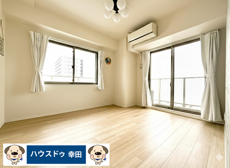 7帖洋室は角部屋を生かした2面採光。明るさも風通しも◎。一部日用品を削除表示しております。