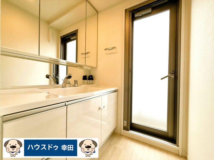 ワイド規格の洗面台。忙しい朝の準備にうれしいサイズです。勝手口からはワイドバルコニーにも出ることができます。一部日用品を削除表示しております。
