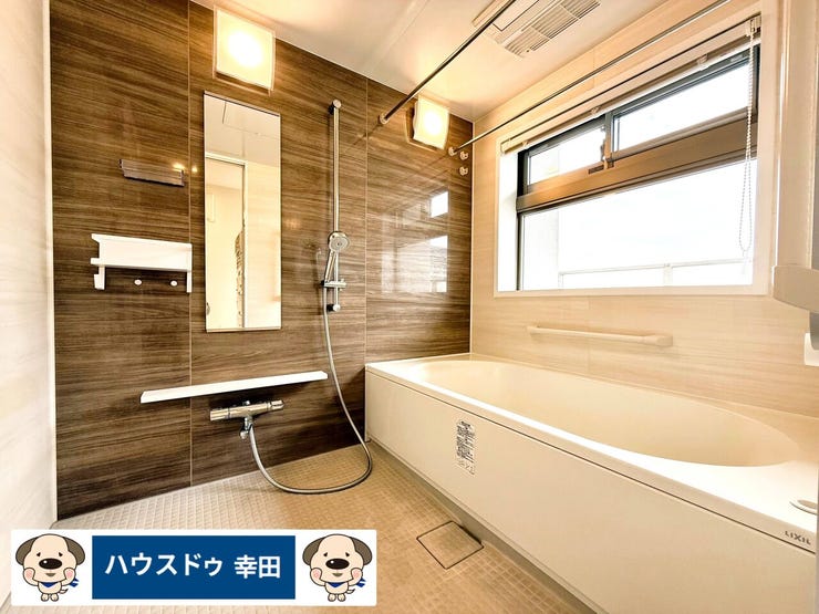 大きな窓付きのお風呂。戸建住宅では難しく、通常マンションでも珍しい大型サイズの窓。リラックスタイムにうれしい設備です。一部日用品を削除表示しております。