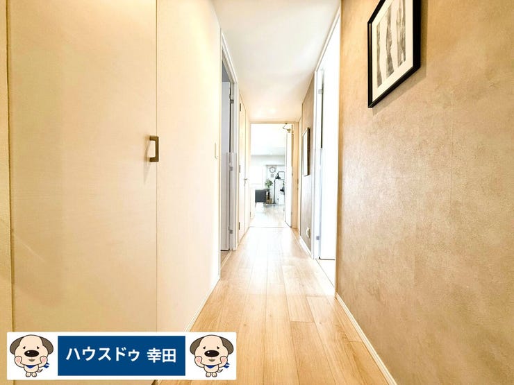 廊下は落ち着いた印象のアクセントクロス仕上げ。ナチュラルにも、北欧系にも、カフェライク、ホテルライクにも合いそうです。
