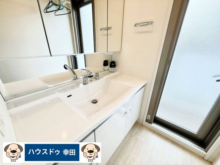 ワイド規格の洗面台。忙しい朝の準備にうれしいサイズです。勝手口からはワイドバルコニーにも出ることができます。一部日用品を削除表示しております。