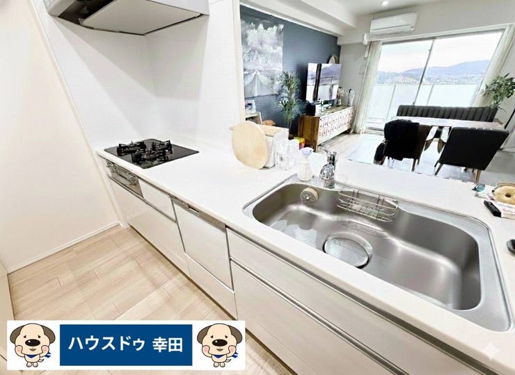 ワイドキッチンはペニンシュラ型のフラットカウンター。食材、調理器具の置き場にも余裕があります。キッチンから見える外の景色も◎一部日用品を削除表示しております。