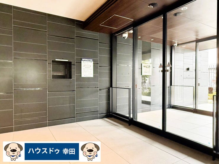 建物入り口はオートロック付きエントランス。管理人室も併設し、防犯面も◎、お困りのことは管理人さんに。お部屋からの遠隔開錠で宅配荷物も玄関まで配達いただけます。