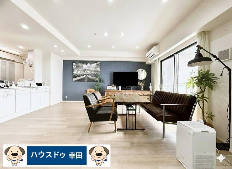 明るく広々LDKは17.6帖。アクセントクロスは、ナチュラル、北欧系、カフェライク、ホテルライクにも合いそう。貼り替えも可能です。一部日用品を削除表示しております。