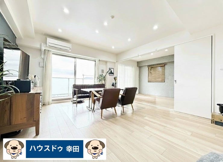 明るく気持ちの良いLDKは、洋室とフルオープンで接続可能。全体で23.6帖になります。ぜひご見学ください。一部日用品を削除表示しております。