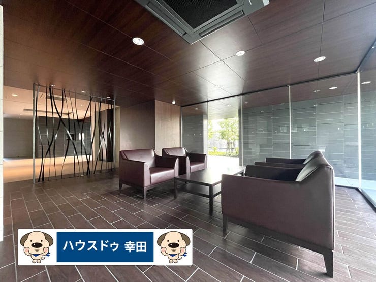 マンション1階共有スペースにはゆったりとしたソファスペース。来客対応やちょっとした集まりにも。
