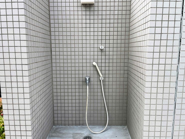 共有スペースには、居住者の方が使えるシャワー付き洗い場。お散歩後のペットの足を洗ったり、アウトドア用品などちょっとした洗い物にも活躍しそうです。