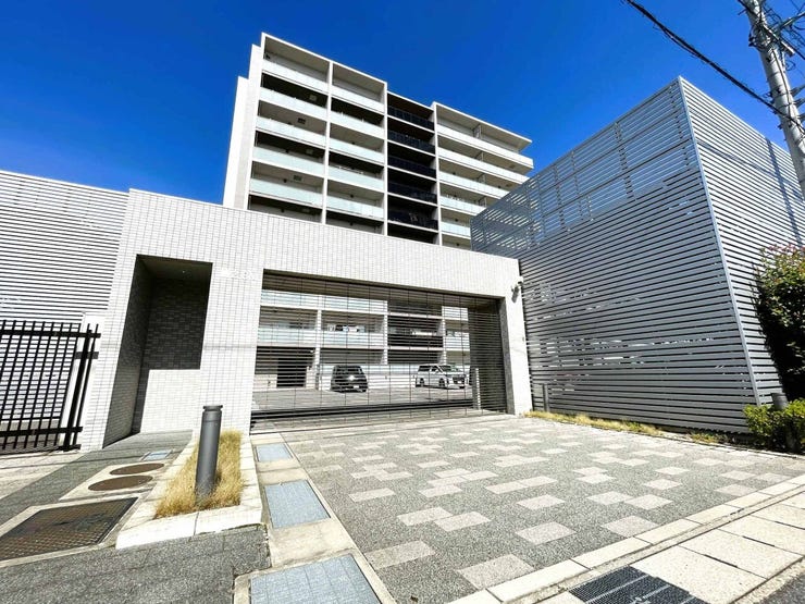 駐車場は安心の入り口ゲート付き。機械式の1・2階は屋根付きの状態のため、日焼けや霜からお車を守ります。