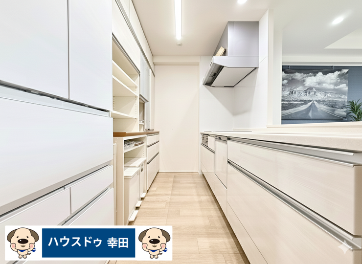 ワイドで清潔感のあるキッチン。大変きれいにお使いです。背面カップボードの収納力は◎。キッチン用品はもちろん、食品、備蓄品などの保管にも十分な収納力。一部日用品を削除表示しております。