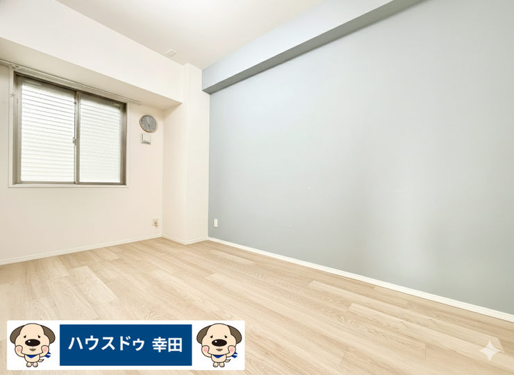 6帖洋室にはマンションには珍しいアクセントクロス。落ち着いた色合いで寝室にも、お子様のお部屋にもどうぞ。一部日用品を削除表示しております。