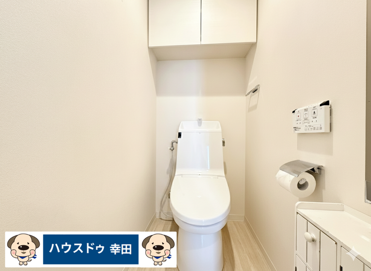 手洗い付きのトイレ。温水洗浄はセパレート型のリモコン式です。上部収納も備え「トイレで必要なものはトイレ内に」が可能です。一部日用品を削除表示しております。