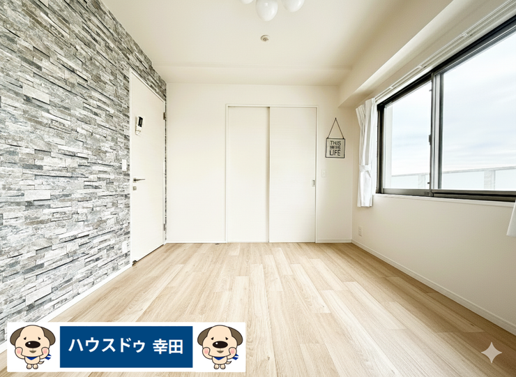7帖洋室にはアクセントクロス。グレー系の石目調でスッキリ落ち着いた印象。寝室にもおすすめです。一部日用品を削除表示しております。
