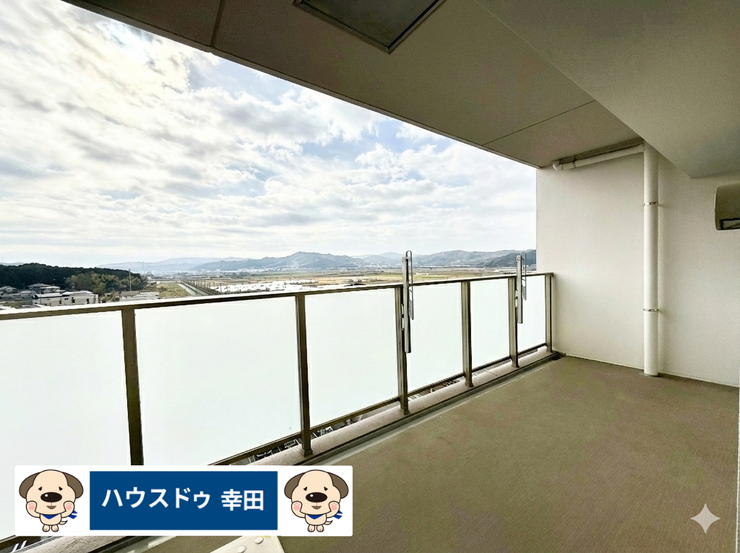 南側屋根付きバルコニーは約5.5帖の広さ。外部シンク付きで洗い物やちょっとしたお子様の水遊び、DIYにも活躍しそうです。一部日用品を削除表示しております。