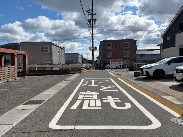お子様と手を繋いで歩いている横を車が通り抜けれる道幅となっています。安心してお子様と一緒にお出掛けする事が出来ます。