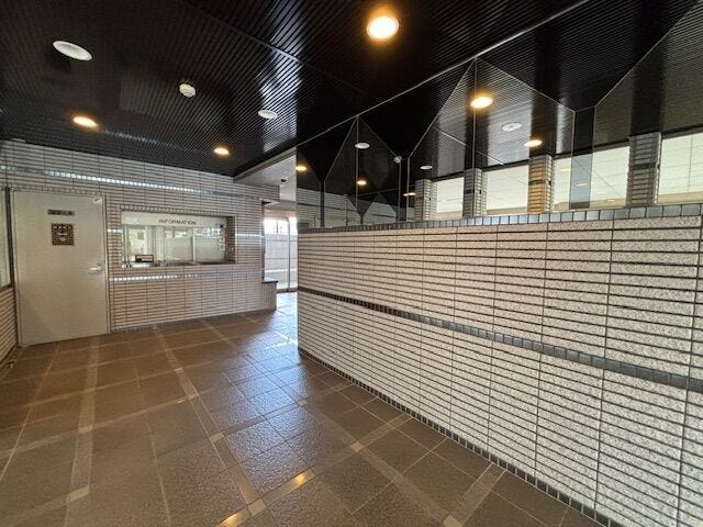 エントランス:管理人が日勤で勤務しており、共用部分の管理や日々の見守りが行われています。マンション内の状況を把握する人がいることで、安心感にもつながります。