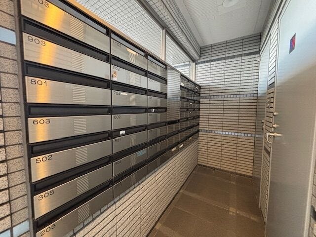 集合ポスト:エントランス付近に集合ポストを設置。帰宅時などに郵便物をまとめて確認でき、各住戸まで配達員が立ち入る機会を減らせる点もメリットです。