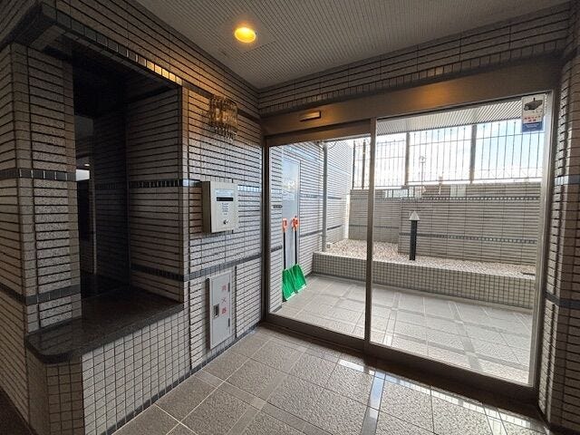 防犯カメラを設置しており、不審者の侵入やトラブルの抑止効果が期待できます。ご家族の安心・安全な暮らしを支える設備として、防犯面を重視される方にもおすすめのポイントです。