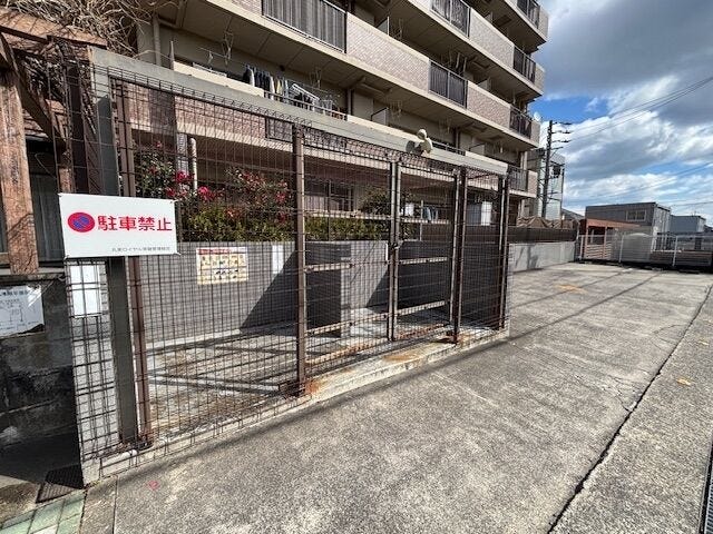 敷地内ゴミ置き場:敷地内にゴミ置き場があり、重たいゴミやかさばる荷物も遠くまで運ぶ必要がありません。日々のゴミ出しの負担を軽減できる、便利な共用設備です。