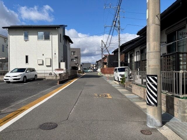 幅員約5.5mの前面道路です。車がすれ違うのに安心な道幅です。道幅が広すぎると交通量が増えてしまうのも心配ですので、これぐらいが理想的な道幅なのかもしれませんね。