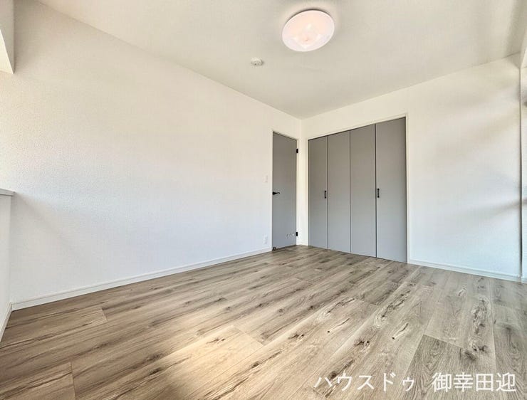 ■1階洋室■寝室、書斎、趣味の部屋。家族の成長やライフスタイルに合わせ、様々な使い方ができる快適な空間です。