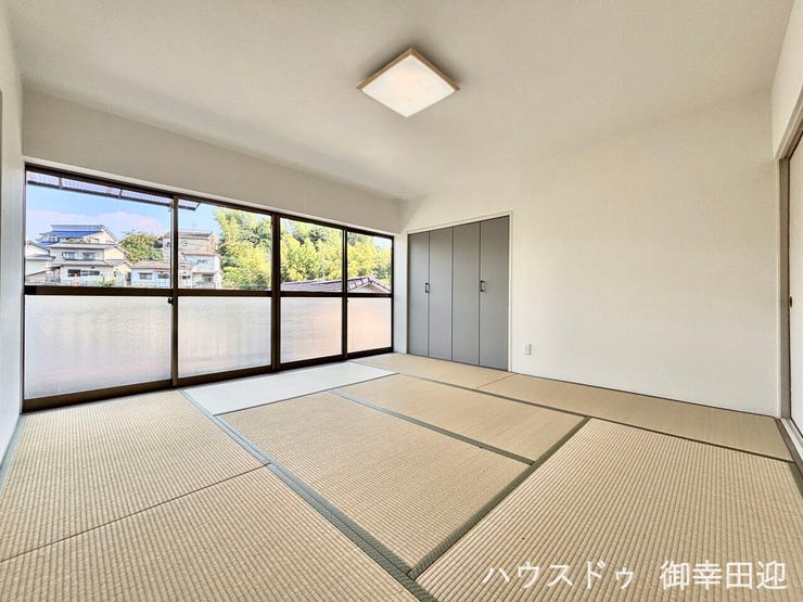 ■1階8帖和室■ゲストをもてなし、昼寝や家事にも使える、畳のぬくもりが心地よい多目的万能スペース。