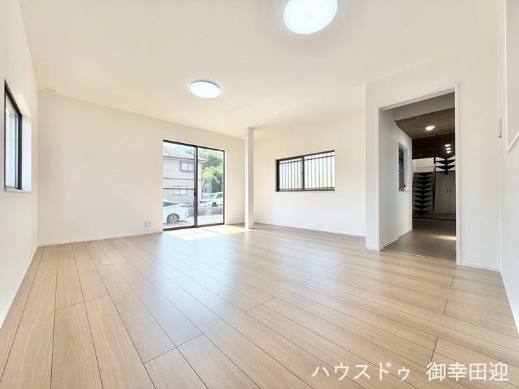 ■安らぎと笑顔の中心地■陽光が優しく降り注ぎ、会話が自然と弾む。ここでは、毎日が特別な時間へと変わります。