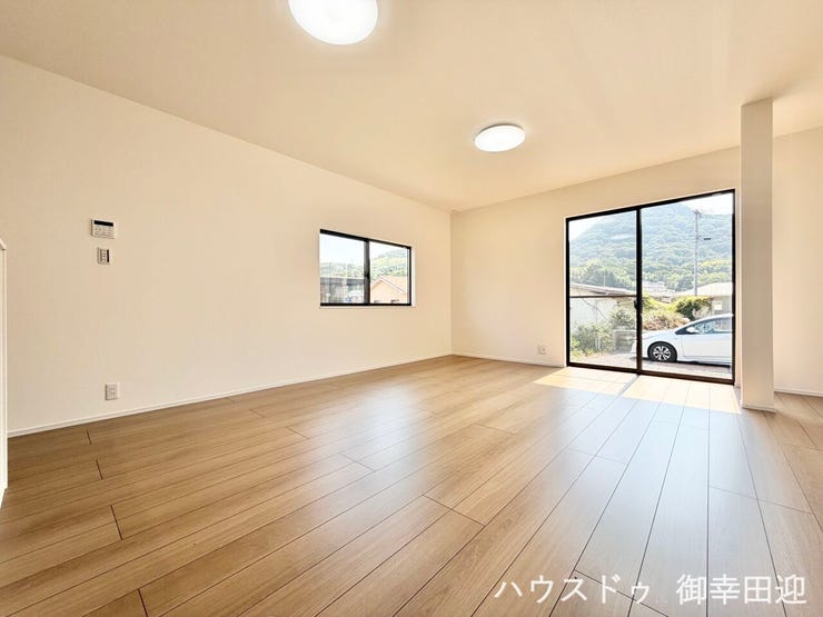 ■安らぎと笑顔の中心地■陽光が優しく降り注ぎ、会話が自然と弾む。ここでは、毎日が特別な時間へと変わります。