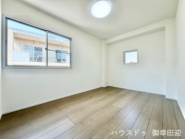 ■2階5帖洋室■寝室、書斎、趣味の部屋。家族の成長やライフスタイルに合わせ、様々な使い方ができる快適な空間です。