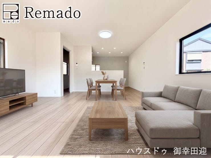 【リビング】
■家族の笑顔が集う中心地■お気に入りの家具を迎え、窓からは心地の良い光が差し込みます。※CGで家具を配置しています。