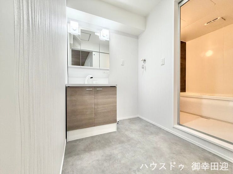 ■清々しいリフレッシュ空間■自分を磨き、気持ちを切り替える。心地よい光が差し込むプライベートスペース。