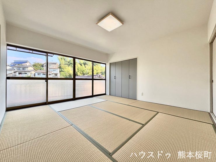 ■1階8帖和室■ゲストをもてなし、昼寝や家事にも使える、畳のぬくもりが心地よい多目的万能スペース。