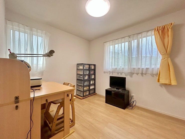 天井の照明が部屋全体を隅々まで明るく照らしてくれます!