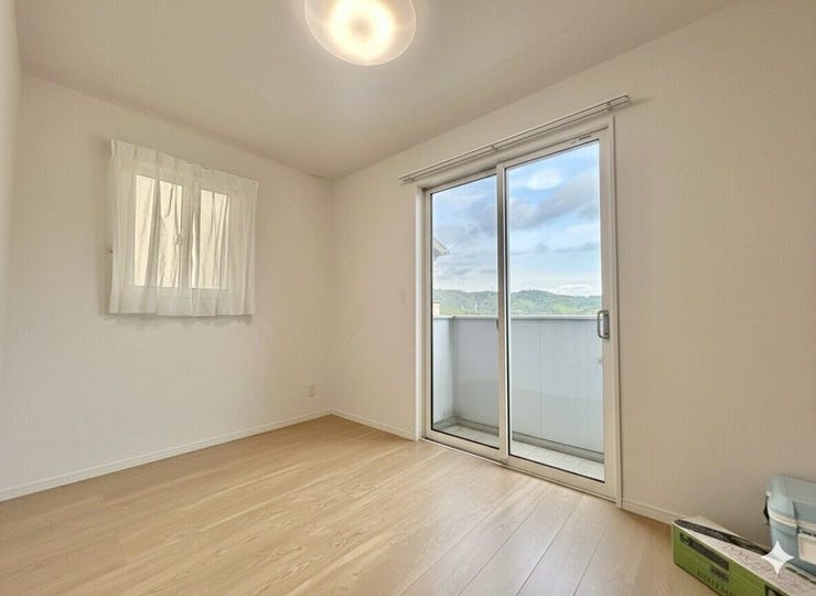 優しい色合いのカーテンが似合う、落ち着いた雰囲気のお部屋です!