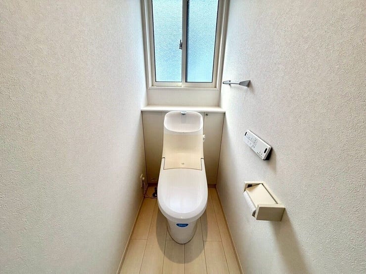 清潔感あふれる白を基調とした、スッキリとしたトイレ空間です!