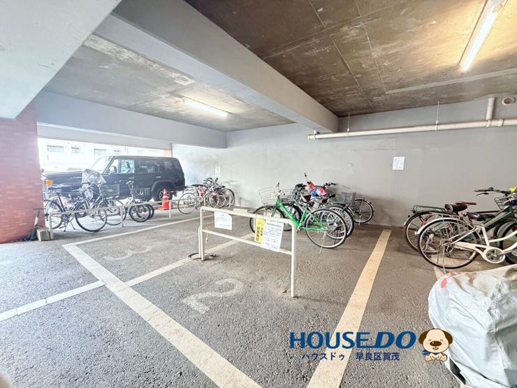 駐輪場は、屋根付きで雨の日も安心です