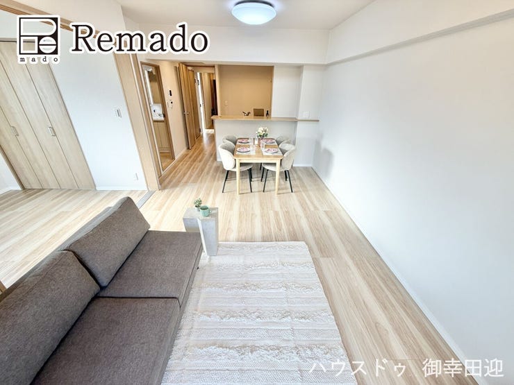 【リビング】
■家族の笑顔が集う中心地■お気に入りの家具を迎え、窓からは心地の良い光が差し込みます。