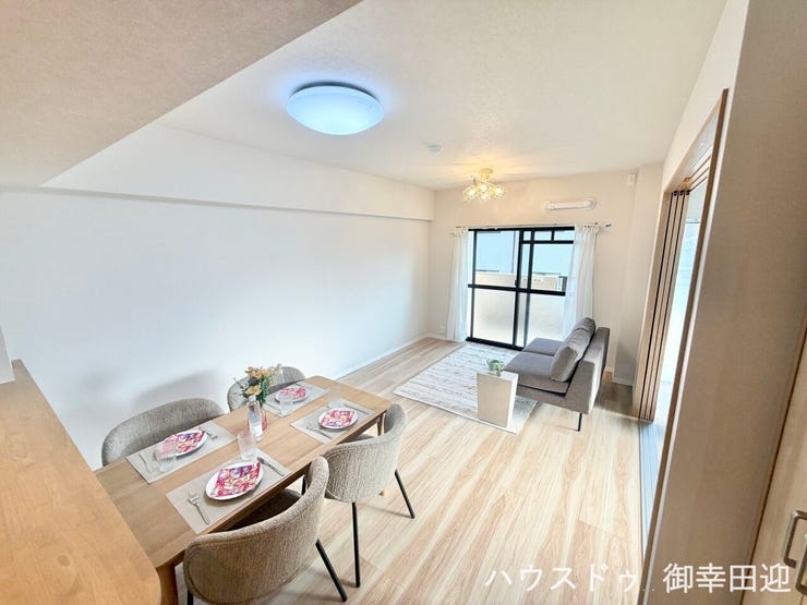 ■安らぎと笑顔の中心地■陽光が優しく降り注ぎ、会話が自然と弾む。ここでは、毎日が特別な時間へと変わります。