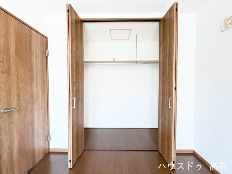 6畳洋室
縦型で使いやすい大型クローゼットを備え、衣類や小物をすっきり収納可能。