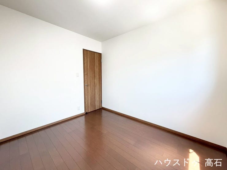 5.2畳洋室
室内に凹凸がないため家具が配置しやすく、自分好みの空間作りを楽しめます。