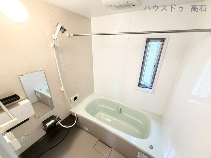 明るい窓付きの浴室は、換気もスムーズでいつでも清潔に保てます。