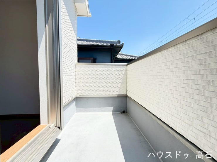 日当たりの良いバルコニーで、洗濯物もよく乾く快適なスペース。開放感があり、気持ちよく外の空気を感じられます。
